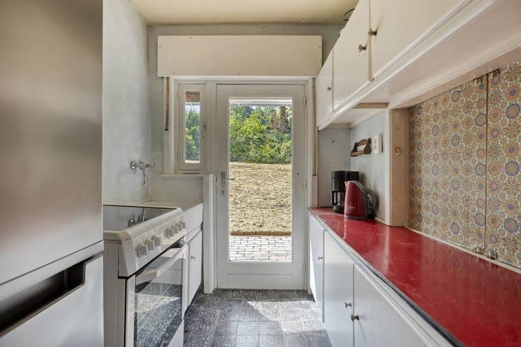 House to renovate on 1192m² of land in a prime location!