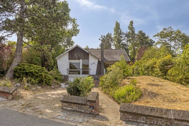House to renovate on 1192m² of land in a prime location!