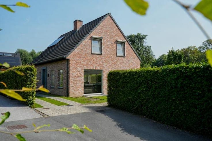 Modern family home with 4 bedrooms in a quiet location!