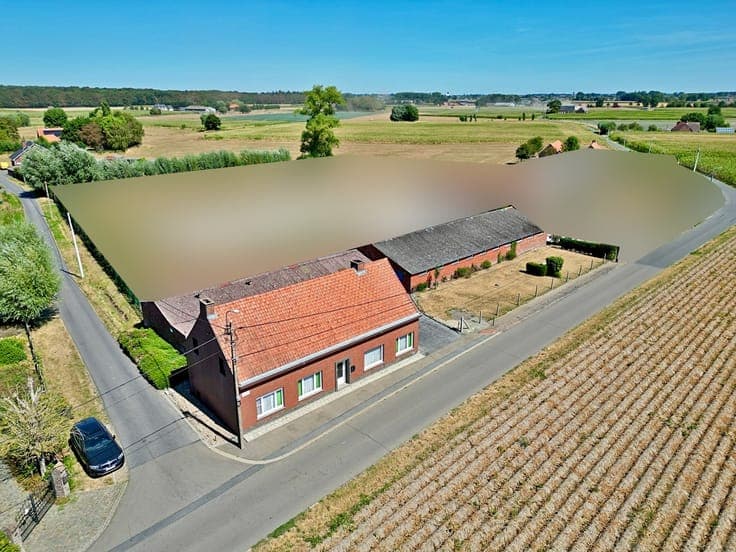 Kortemark - Rustig gelegen woning met 2 loodsen!