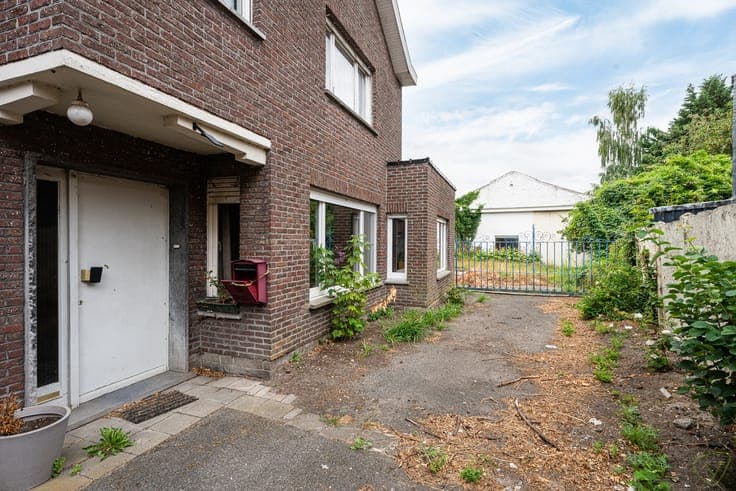 Ruime gezinswoning te koop in Eeklo met 3 slaapkamers met...