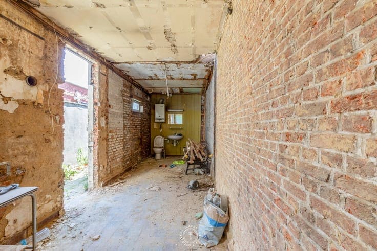 Te renoveren woning met garage in het centrum van Sint-Ni...