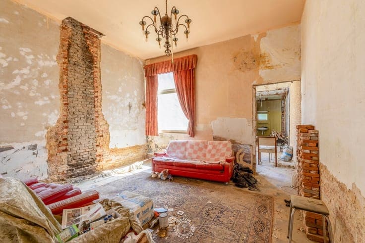 Te renoveren woning met garage in het centrum van Sint-Ni...