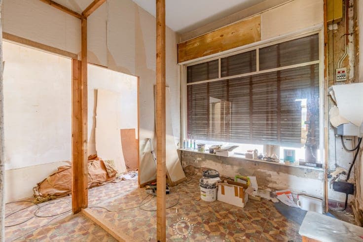 Te renoveren woning met garage in het centrum van Sint-Ni...
