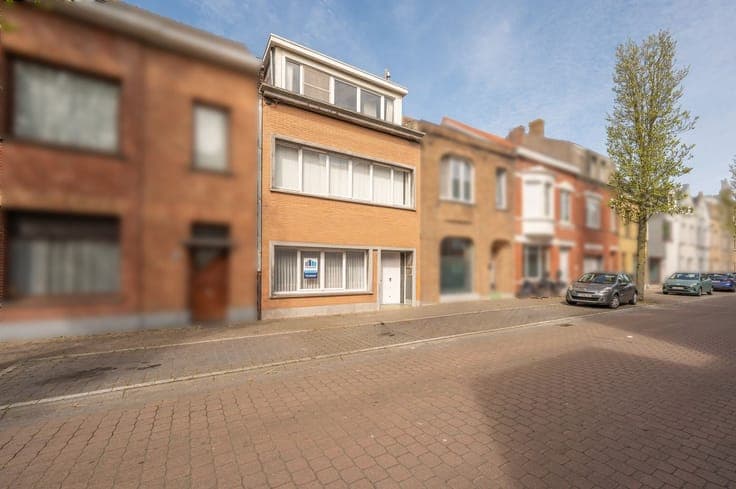 Rijwoning met grote zonnige tuin rustig en centraal geleg...