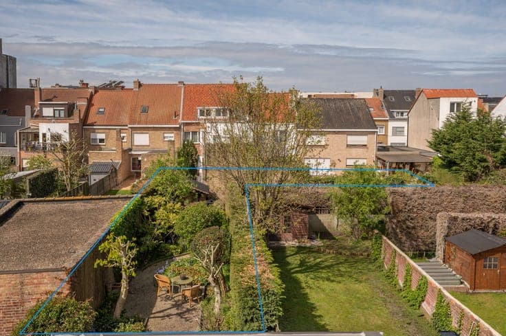 Rijwoning met grote zonnige tuin rustig en centraal geleg...