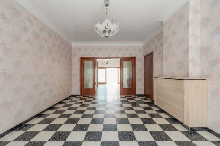 Rijwoning met grote zonnige tuin rustig en centraal geleg...