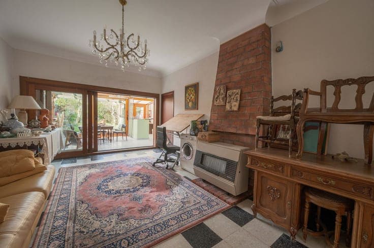 Rijwoning met grote zonnige tuin rustig en centraal geleg...