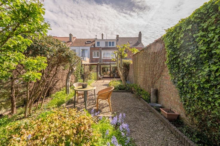 Rijwoning met grote zonnige tuin rustig en centraal geleg...
