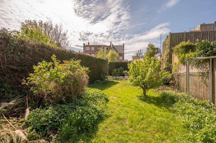 Rijwoning met grote zonnige tuin rustig en centraal geleg...