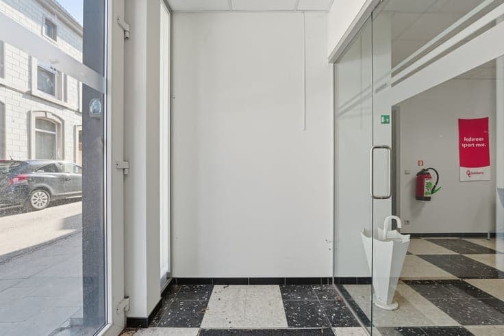 KARAKTERVOL PAND MET HANDELSPAND OP TOPLOCATIE IN SINT-TR...
