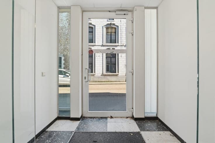 KARAKTERVOL PAND MET HANDELSPAND OP TOPLOCATIE IN SINT-TR...