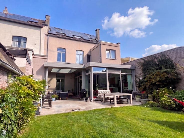 Spacious townhouse, min 5 beds, garden & prime location!