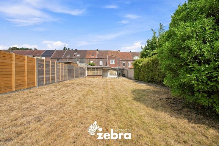 Op te frissen woning met 4 slaapkamers en ruime tuin met ...