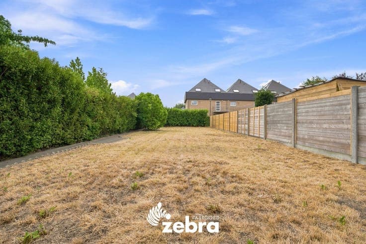 Op te frissen woning met 4 slaapkamers en ruime tuin met ...