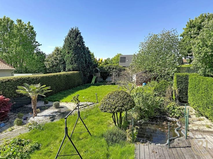 Great 3-sided house with 4 bedrooms, garden, and garage!