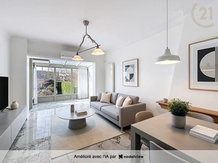 Great 3-sided house with 4 bedrooms, garden, and garage!