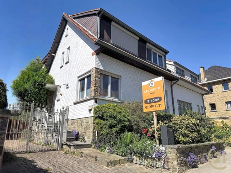 Great 3-sided house with 4 bedrooms, garden, and garage!