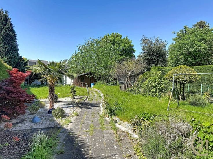 Great 3-sided house with 4 bedrooms, garden, and garage!
