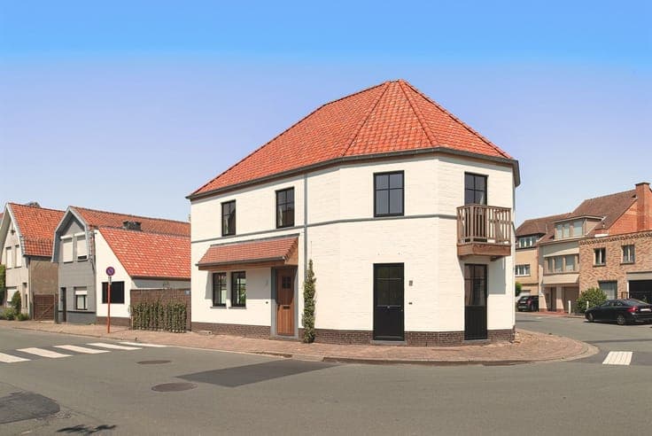 Modern corner house with character in Old Knokke