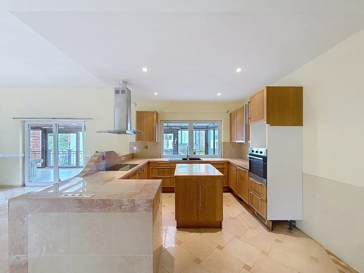 SPACIOUS AND BRIGHT HOUSE WITH DOUBLE LIVING AREA
