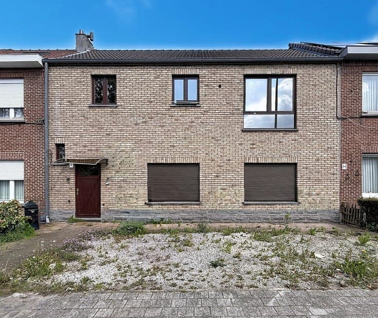 SPACIOUS AND BRIGHT HOUSE WITH DOUBLE LIVING AREA