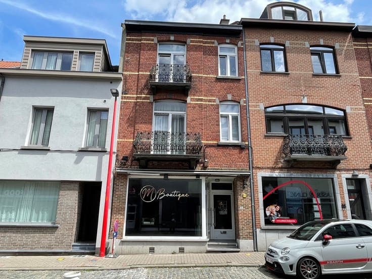 House with commercial space and 2 apartments