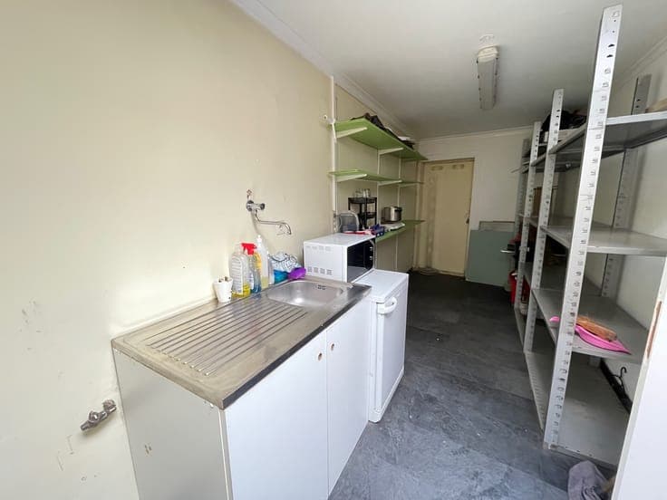 House with commercial space and 2 apartments