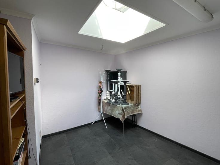 House with commercial space and 2 apartments