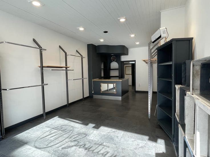 House with commercial space and 2 apartments
