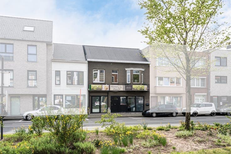 Meergezinswoning met handelsruimte en woonst in Eeklo