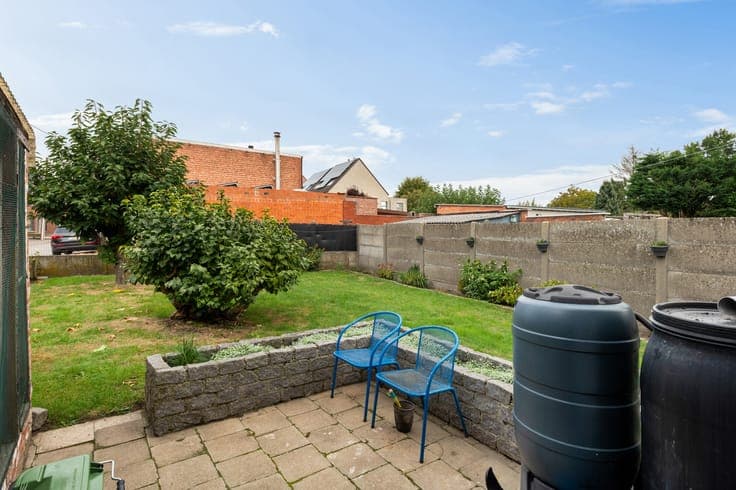 Semi-detached house with spacious garden and garage