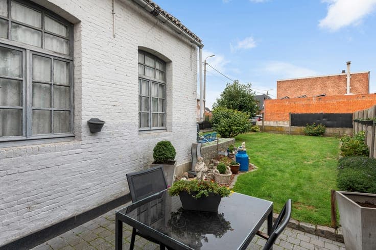 Semi-detached house with spacious garden and garage