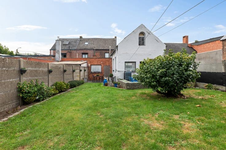 Semi-detached house with spacious garden and garage