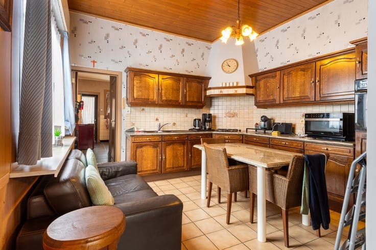 Semi-detached house with spacious garden and garage