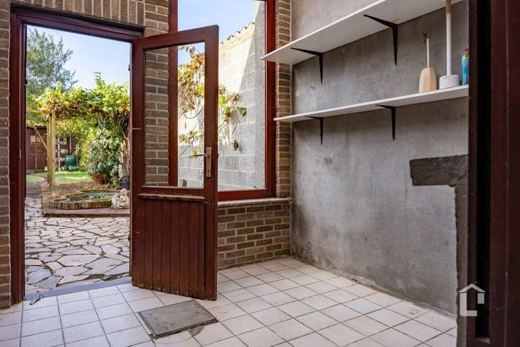 Te renoveren rijwoning met veel potentieel