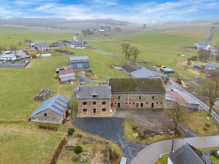 House on 58 acres with farm buildings in Vaux-sur-Sure