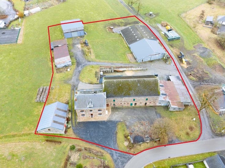 House on 58 acres with farm buildings in Vaux-sur-Sure
