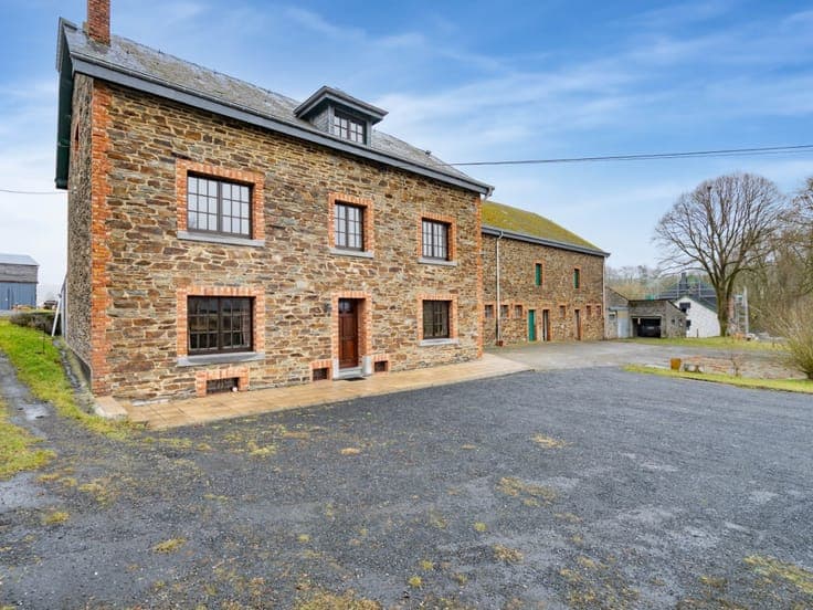 House on 58 acres with farm buildings in Vaux-sur-Sure