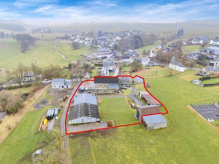 House on 58 acres with farm buildings in Vaux-sur-Sure
