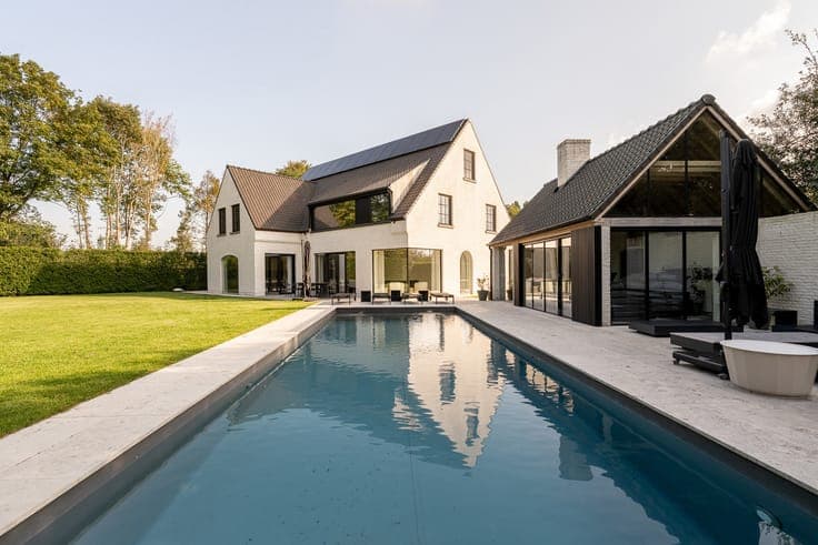 Luxurious villa in a quiet prime location