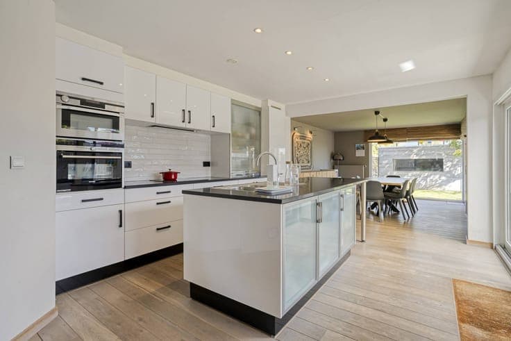 Ready to move in house with 4 rooms for sale in the center o