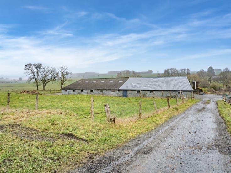 House on 58 acres with farm buildings in Vaux-sur-Sure