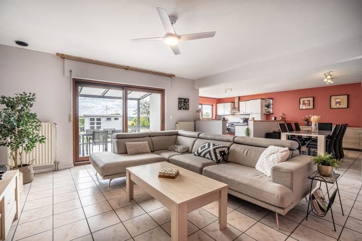 Charming home with 3 bedrooms, garden and driveway