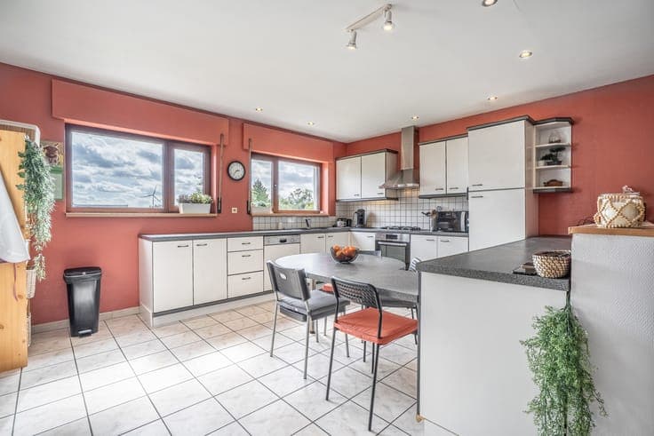 Charming home with 3 bedrooms, garden and driveway