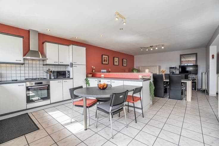 Charming home with 3 bedrooms, garden and driveway