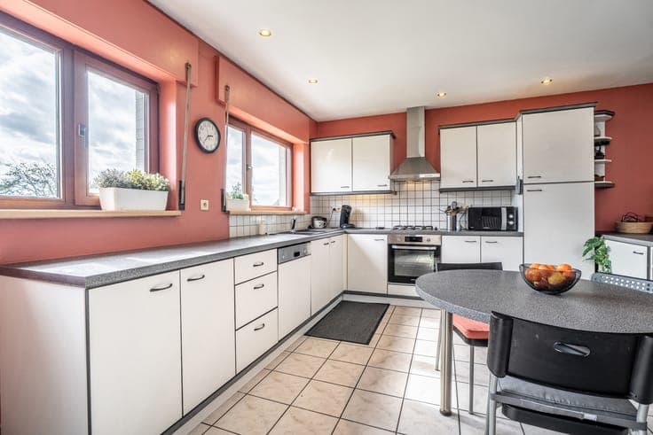Charming home with 3 bedrooms, garden and driveway