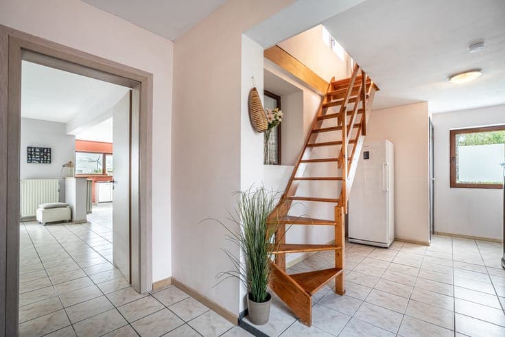 Charming home with 3 bedrooms, garden and driveway