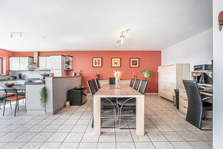 Charming home with 3 bedrooms, garden and driveway