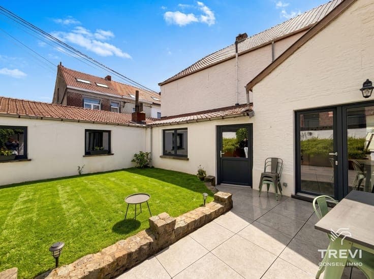 Grande maison d’angle avec jardin entièrement rénovée.